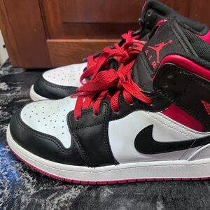 Nike Jordan Black & White Air Jordan 1 Mid Gym Trainers Size 6.5Y